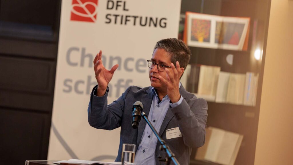 Hasnain Kazim hält bei der Denkfabrik 2025 eine Keynote
