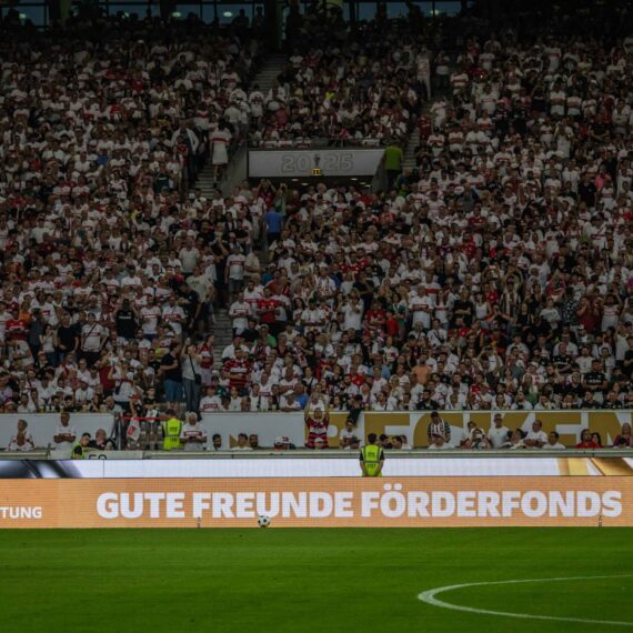 LED-Bande im Stadion mit der Aufschrift "Gute Freunde Förderfonds"