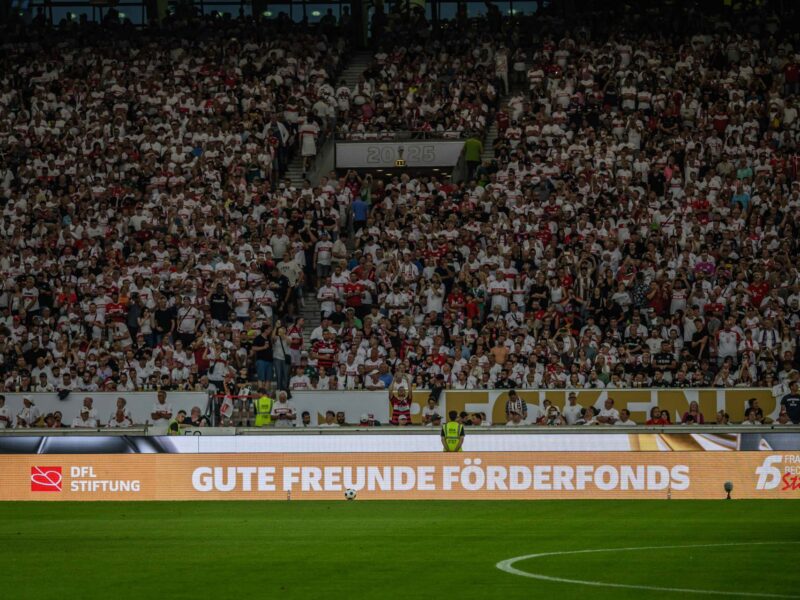LED-Bande im Stadion mit der Aufschrift "Gute Freunde Förderfonds"