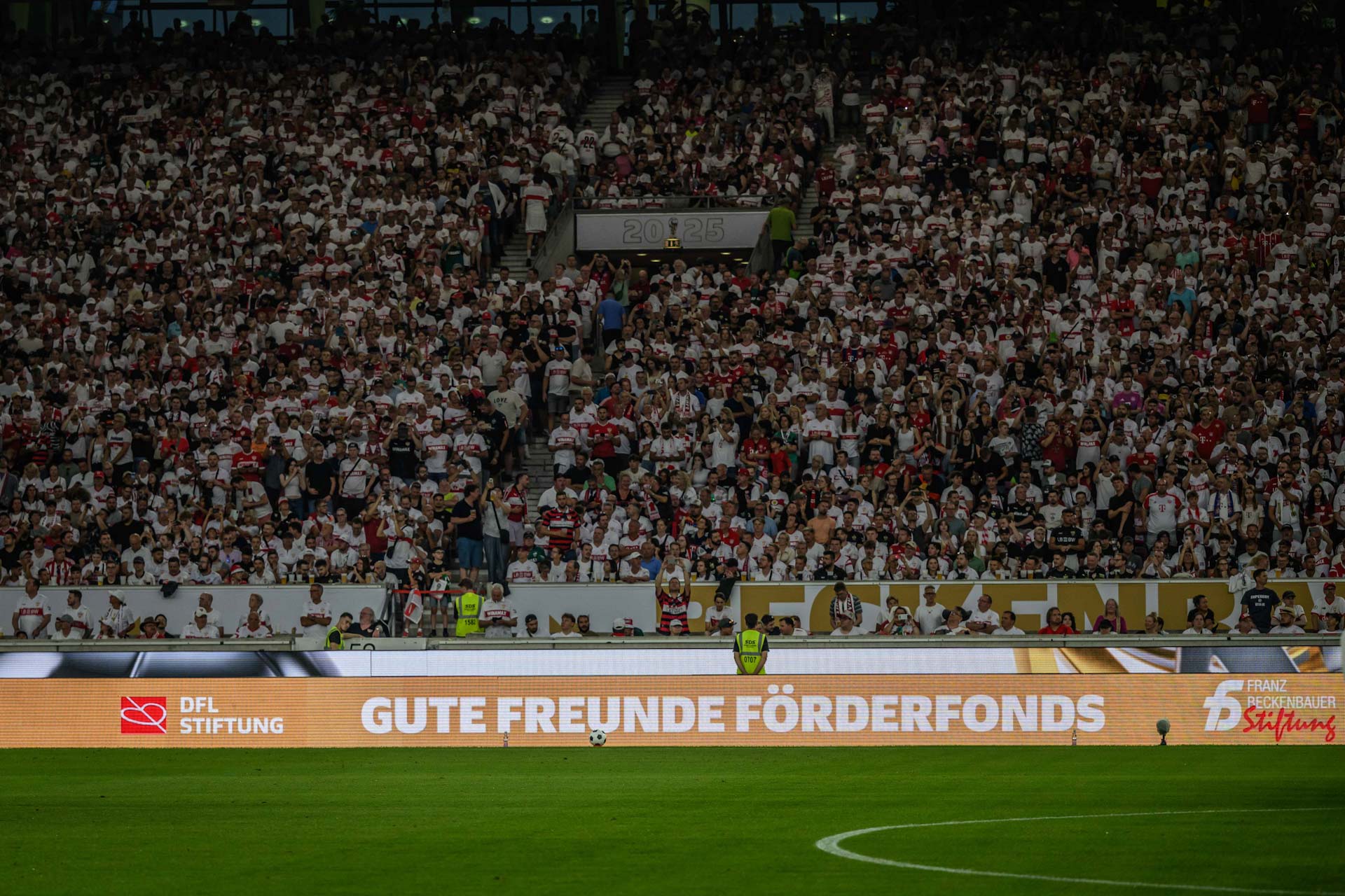 LED-Bande im Stadion mit der Aufschrift "Gute Freunde Förderfonds"