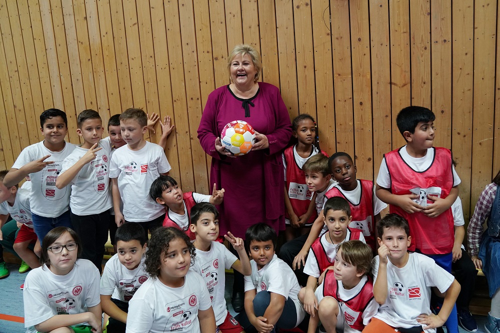 Norwegens Ministerpräsidentin würdigt "Fußball trifft Kultur" - DFL